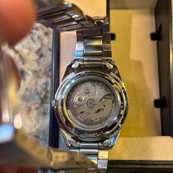 Seiko 5 Automatic Watch Black Dial with Silver Bracelet. - Picture 4 of 5